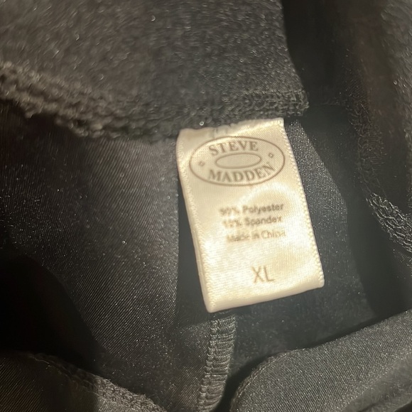 Steve Madden Black & Pink Athletic
Crop Pant - Picture 2 of 2